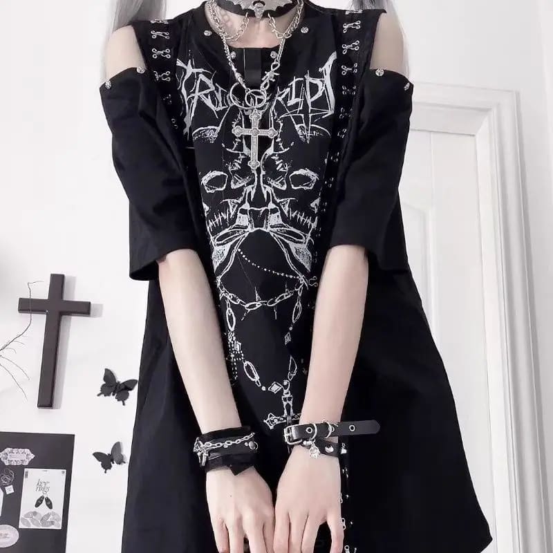 Some days call for a graphic tee that does the whole outfit you. This gothic skull T-shirt has throw-it-on-and-go