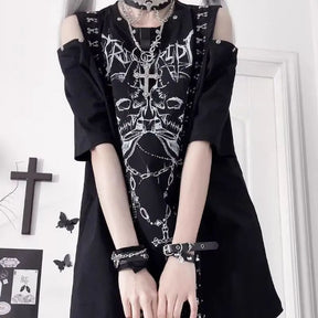 Some days call for a graphic tee that does the whole outfit you. This gothic skull T-shirt has throw-it-on-and-go
