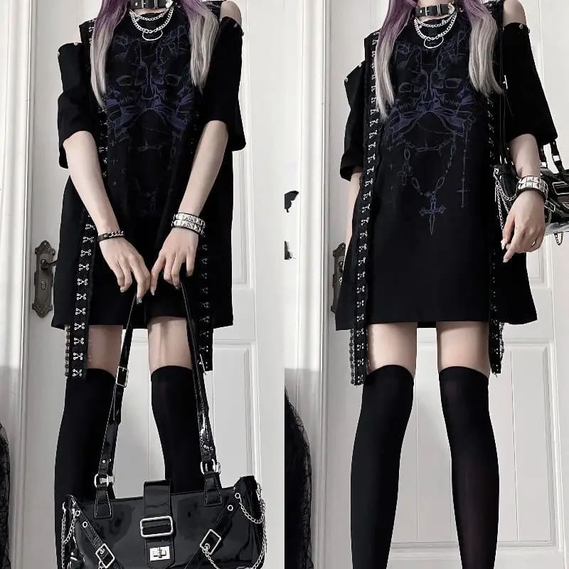 Some days call for a graphic tee that does the whole outfit you. This gothic skull T-shirt has throw-it-on-and-go