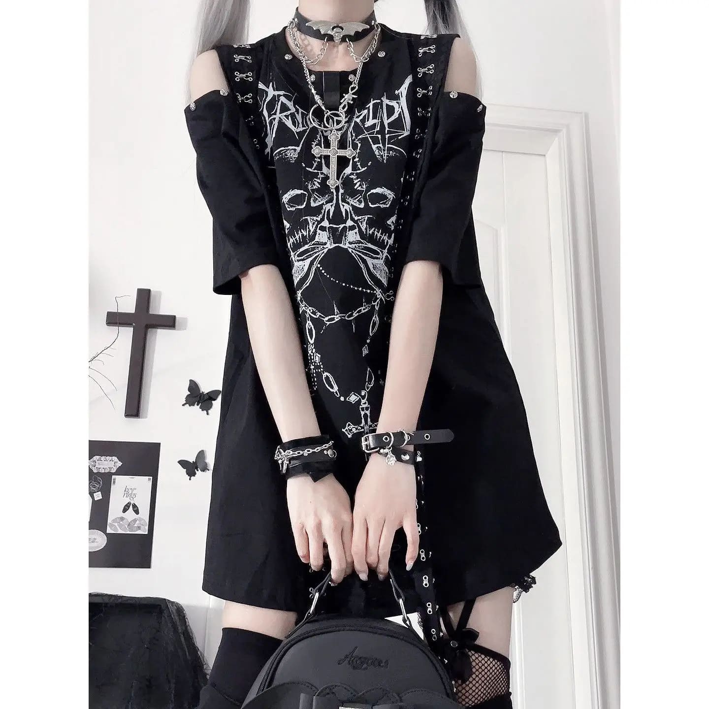 Some days call for a graphic tee that does the whole outfit you. This gothic skull T-shirt has throw-it-on-and-go