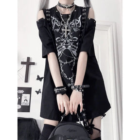 Some days call for a graphic tee that does the whole outfit you. This gothic skull T-shirt has throw-it-on-and-go