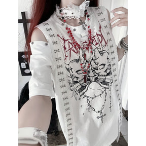 Some days call for a graphic tee that does the whole outfit you. This gothic skull T-shirt has throw-it-on-and-go