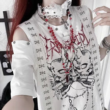 Some days call for a graphic tee that does the whole outfit you. This gothic skull T-shirt has throw-it-on-and-go