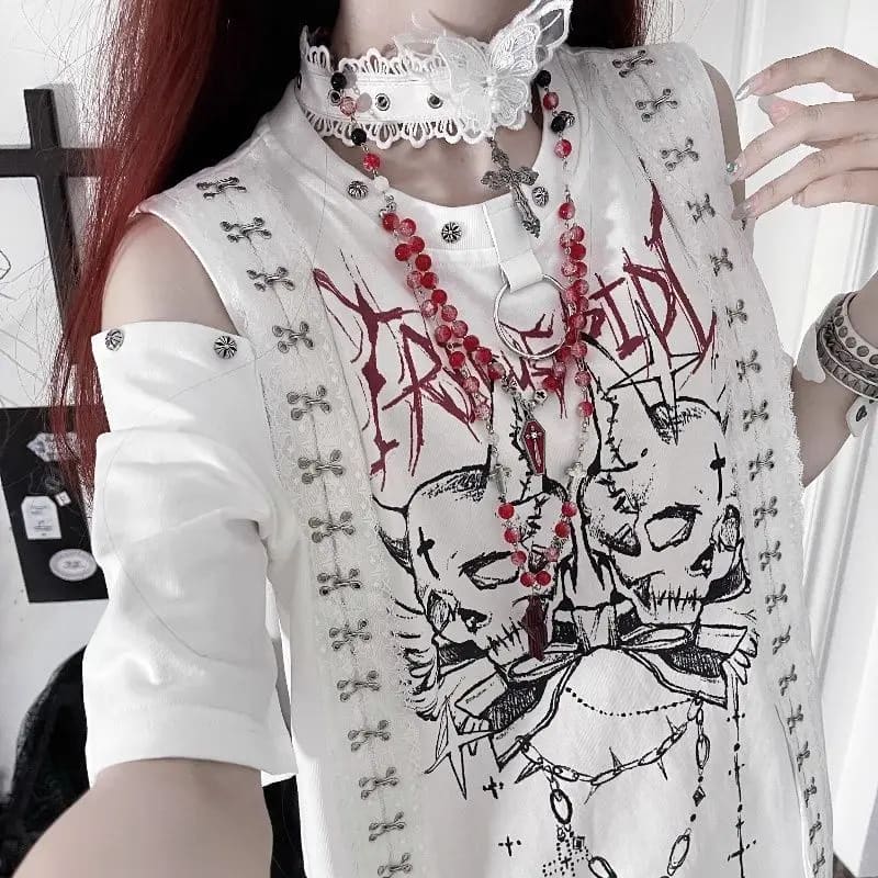 Some days call for a graphic tee that does the whole outfit you. This gothic skull T-shirt has throw-it-on-and-go