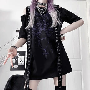 Some days call for a graphic tee that does the whole outfit you. This gothic skull T-shirt has throw-it-on-and-go