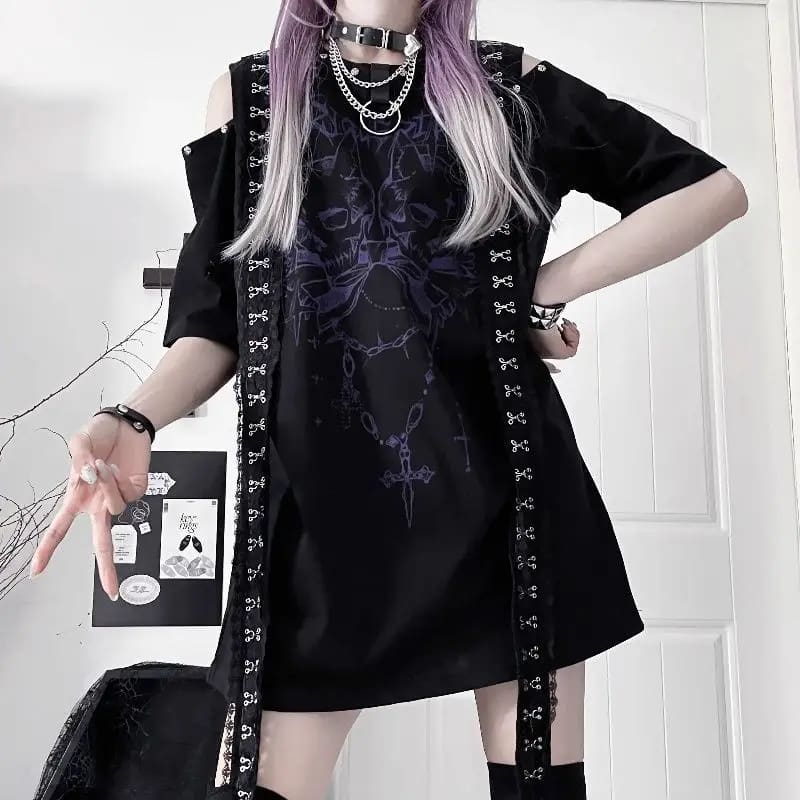 Some days call for a graphic tee that does the whole outfit you. This gothic skull T-shirt has throw-it-on-and-go