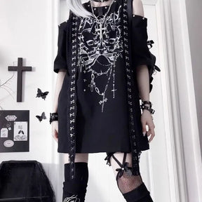Some days call for a graphic tee that does the whole outfit you. This gothic skull T-shirt has throw-it-on-and-go