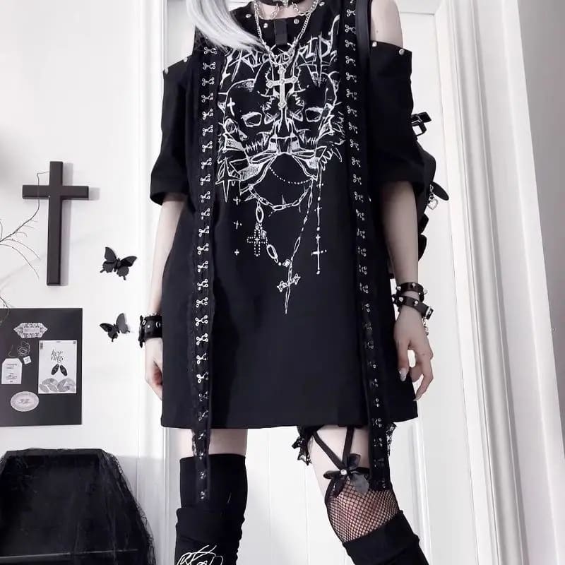 Some days call for a graphic tee that does the whole outfit you. This gothic skull T-shirt has throw-it-on-and-go