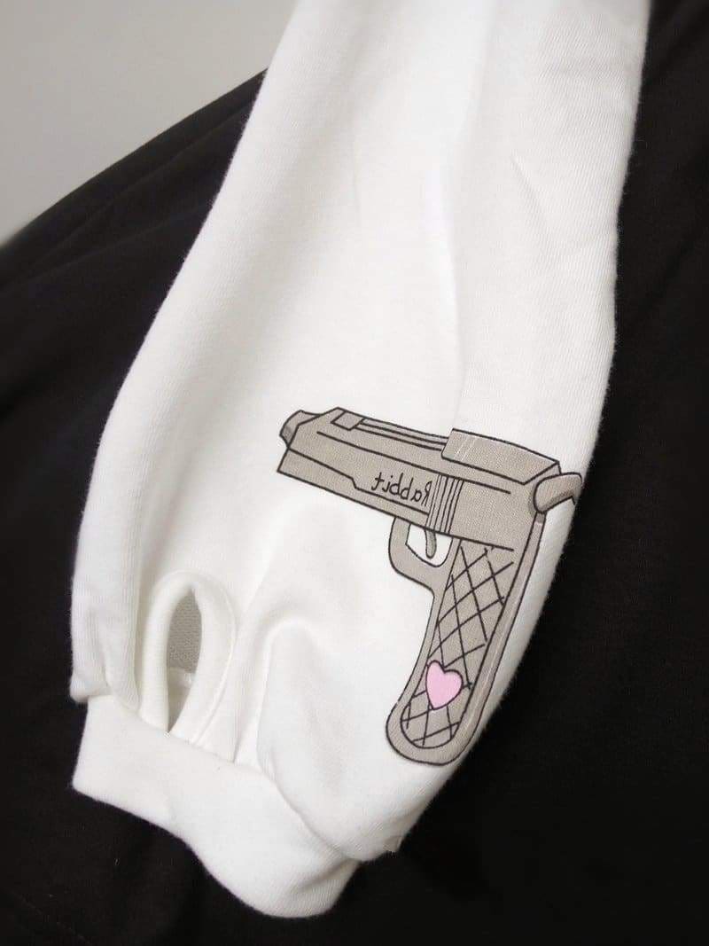 White psycho bunny dress sweatshirt sleeve with gray cartoon handgun and pink heart graphic long sleeve evil style
