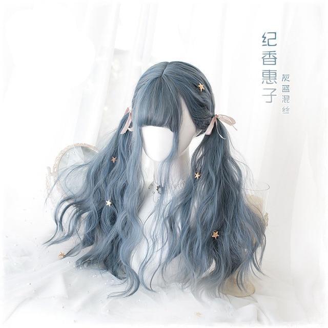 Front display of the blue-gray wig with full bangs and wavy side bunches tied with pink bows. Gold-tone star clips sit near the crown, with supplier text over the image.