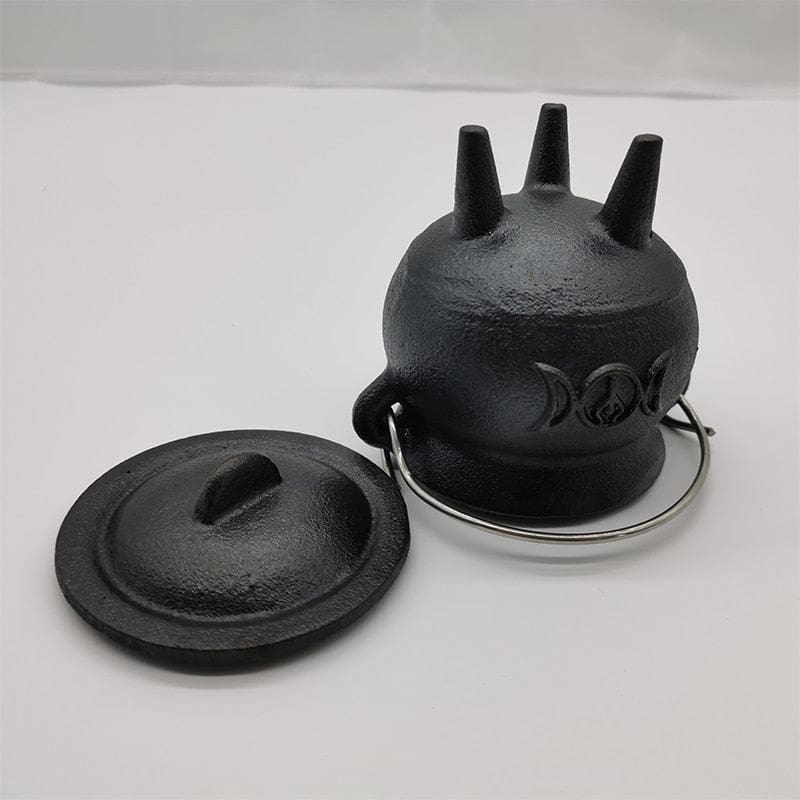 Cauldron underside three feet and lid